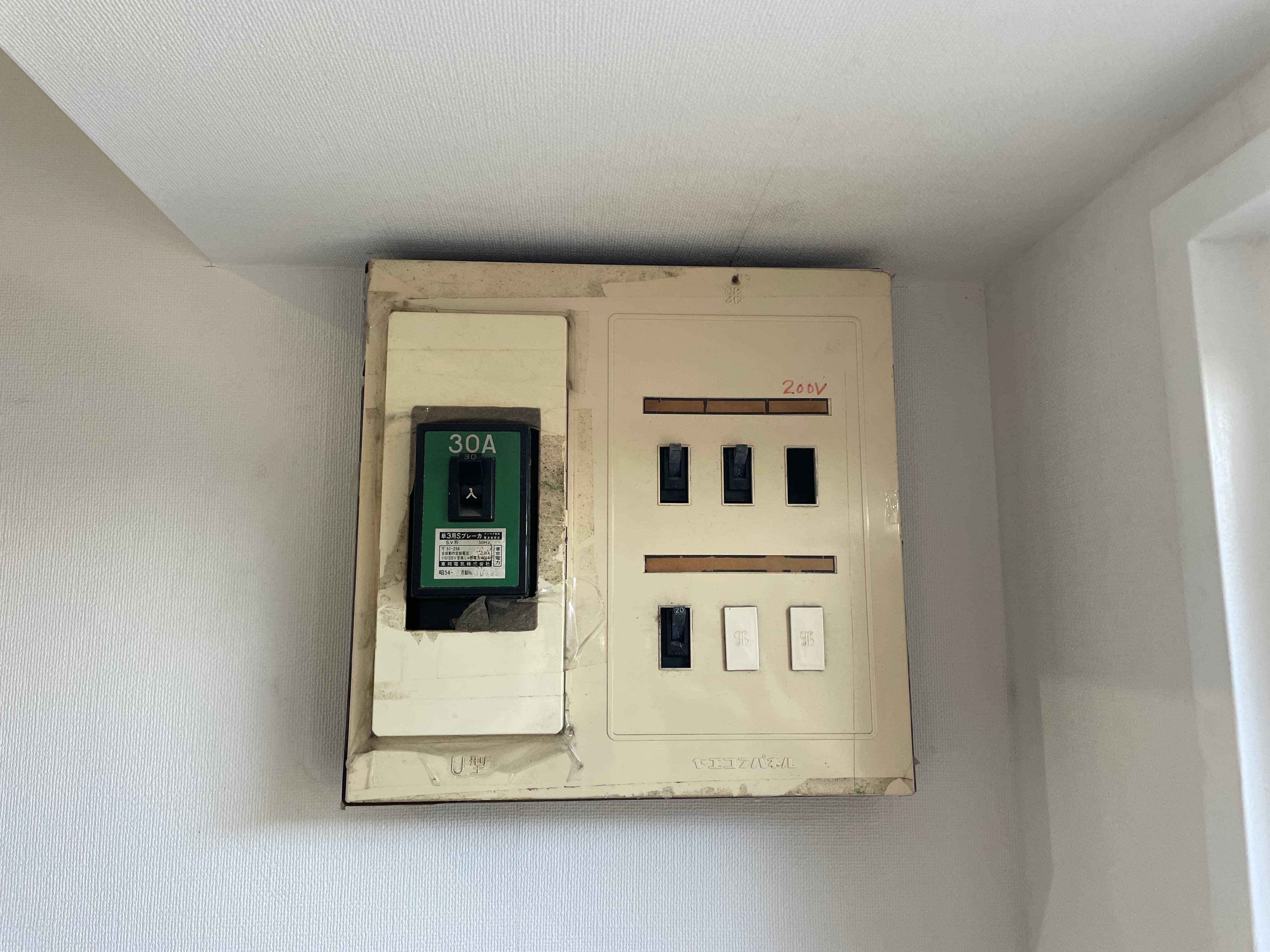 エアコンが無く、配管が難しそうな壁の写真