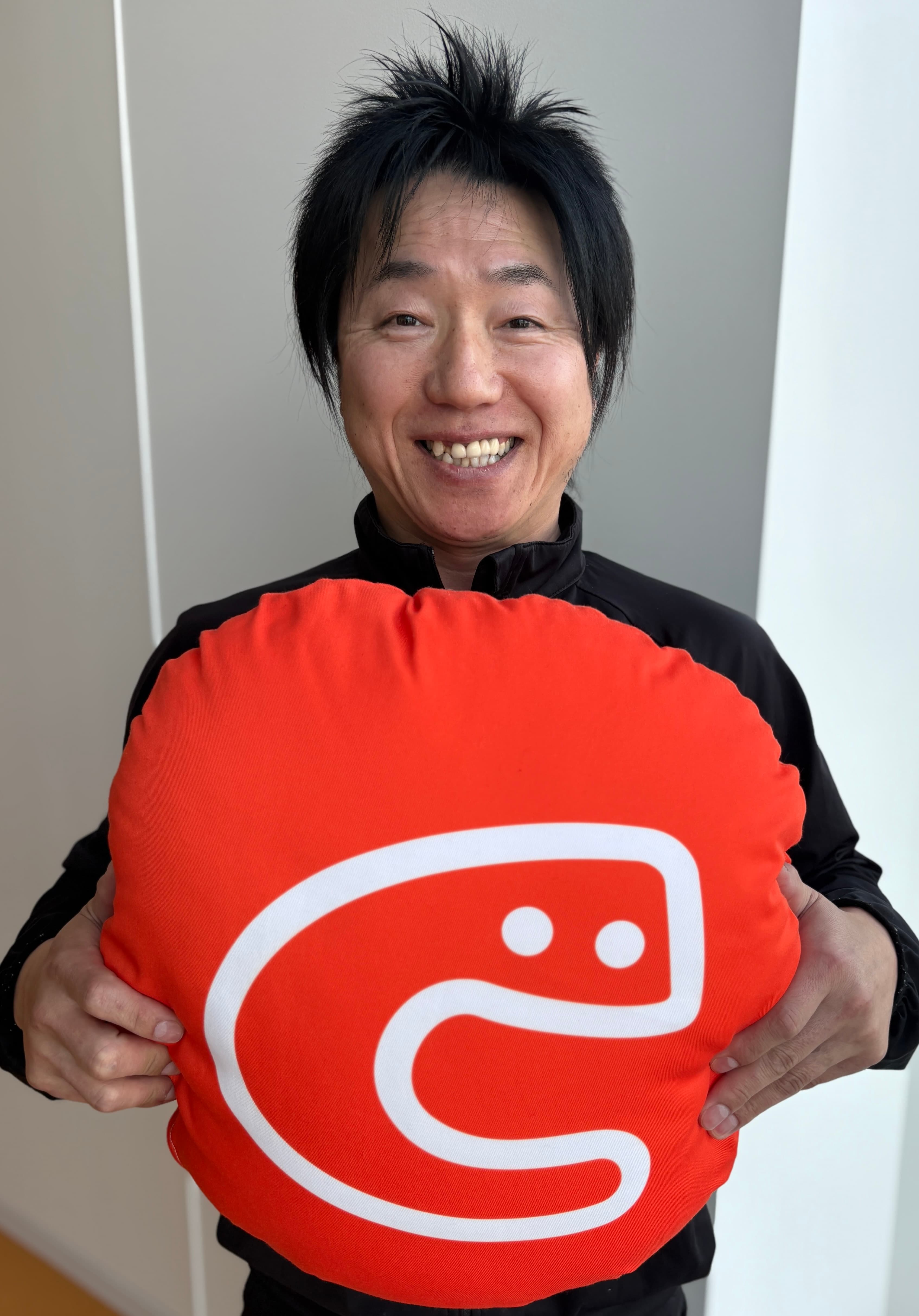 代表・佐藤氏の誠実さが伝わるバストアップ写真。工具を手にしている仕事風景。白背景で清潔感を出す。